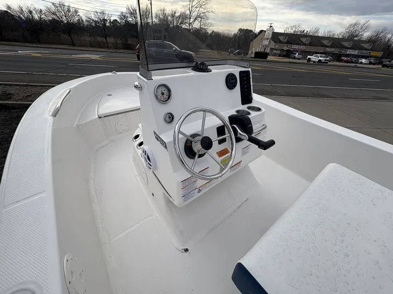 Slide: The Image of Robalo R160 2026 - 7