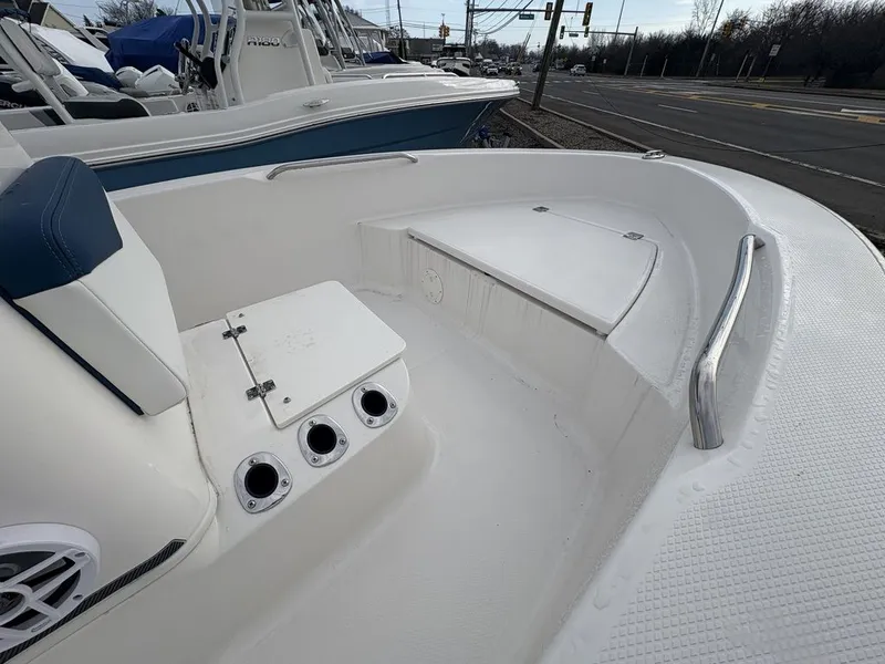 Slide: The Image of Robalo R160 2026 - 6