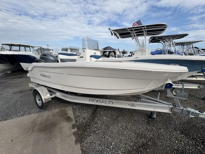 Slide: The Image of Robalo R160 2026 - 0