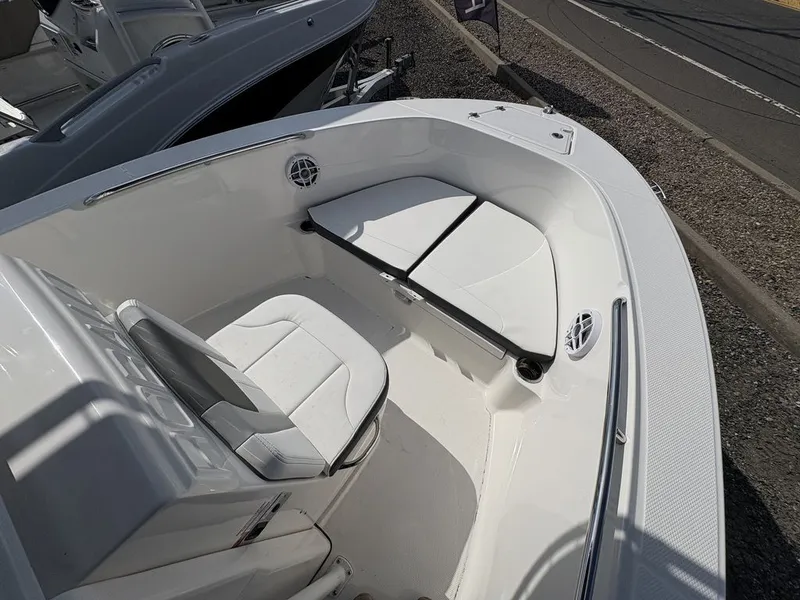 Slide: The Image of Robalo R180 2026 - 9
