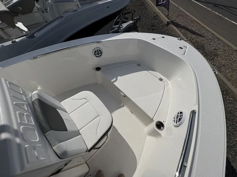Slide: The Image of Robalo R180 2026 - 10