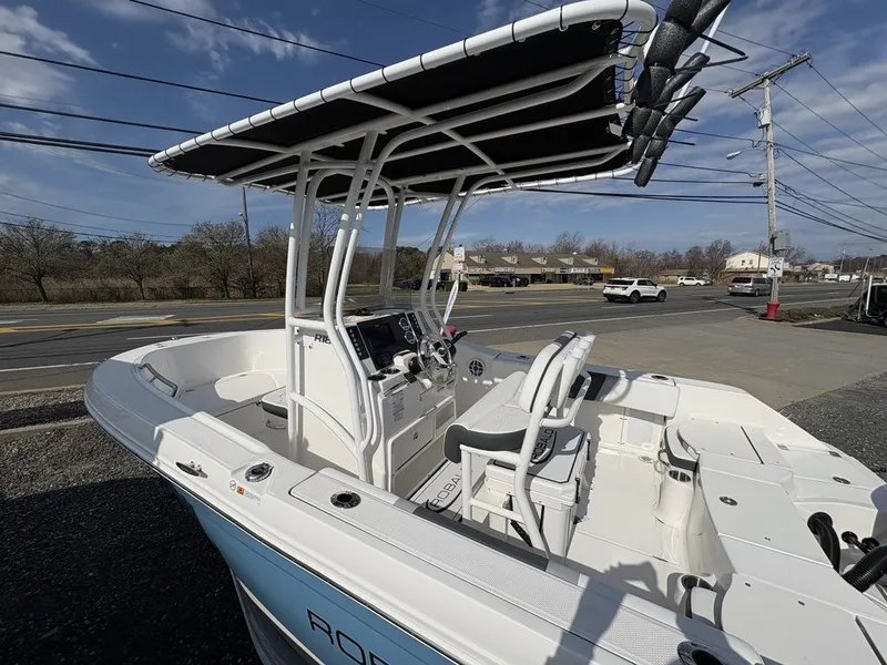 Slide: The Image of Robalo R180 2026 - 3