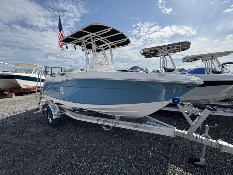 Slide: The Image of Robalo R180 2026 - 1