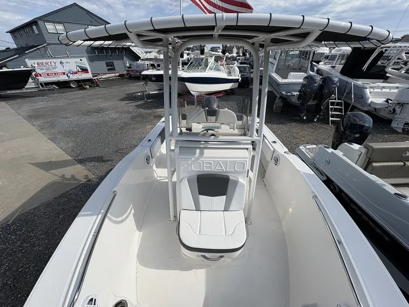 Slide: The Image of Robalo R180 2026 - 12