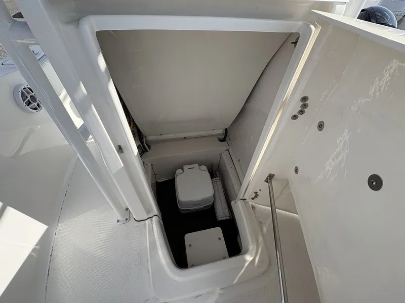 The Image of Robalo R180 2026 - 0