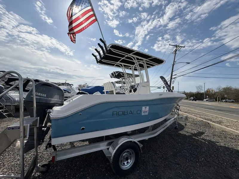 The Image of Robalo R180 2026 - undefined