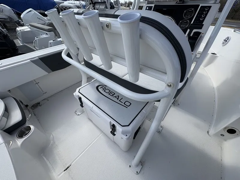 Slide: The Image of Robalo R180 2026 - 7