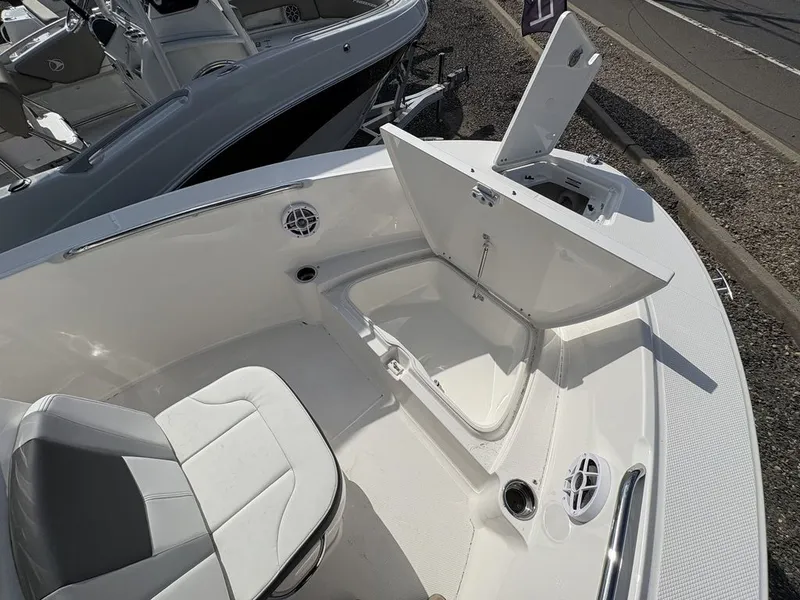Slide: The Image of Robalo R180 2026 - 11
