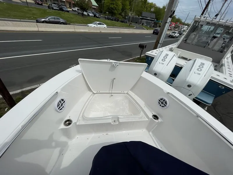 Slide: The Image of Robalo R180 2026 - 14