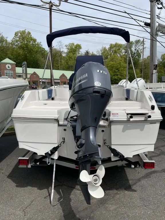 Slide: The Image of Robalo R180 2026 - 4