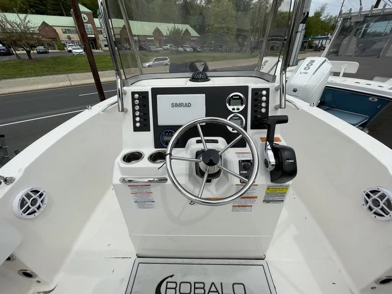 Slide: The Image of Robalo R180 2026 - 10