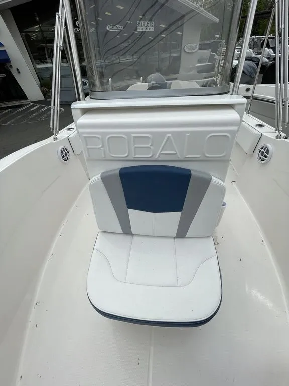 Slide: The Image of Robalo R180 2026 - 12