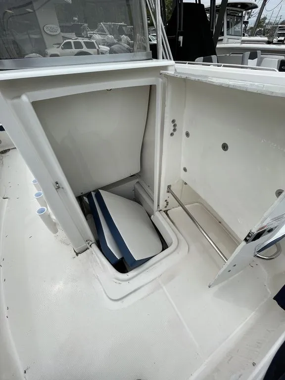 Slide: The Image of Robalo R180 2026 - 13