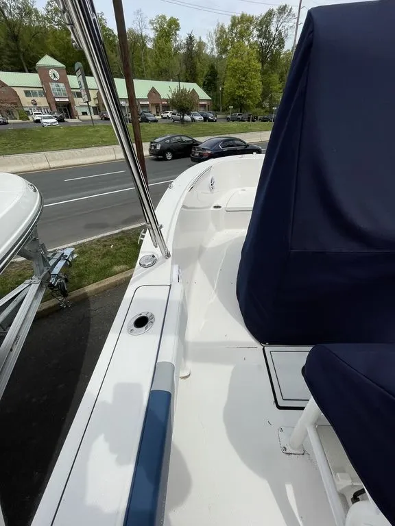 Slide: The Image of Robalo R180 2026 - 11
