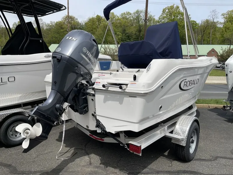 Slide: The Image of Robalo R180 2026 - 3