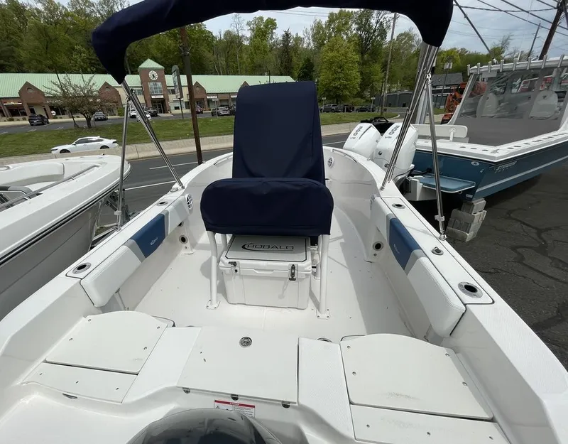 Slide: The Image of Robalo R180 2026 - 5