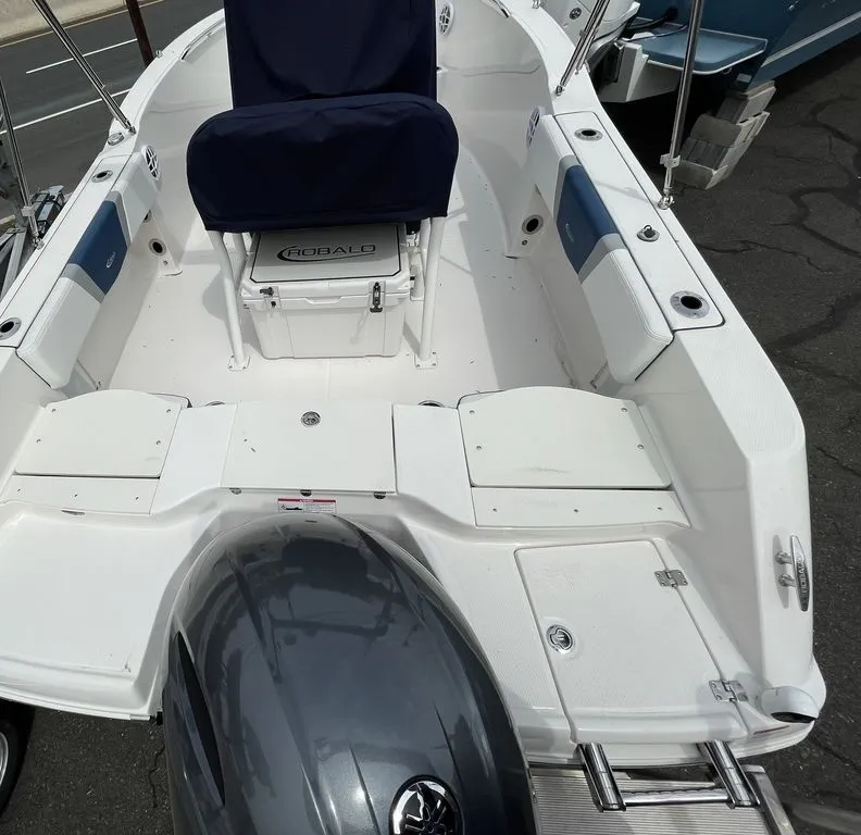 Slide: The Image of Robalo R180 2026 - 6
