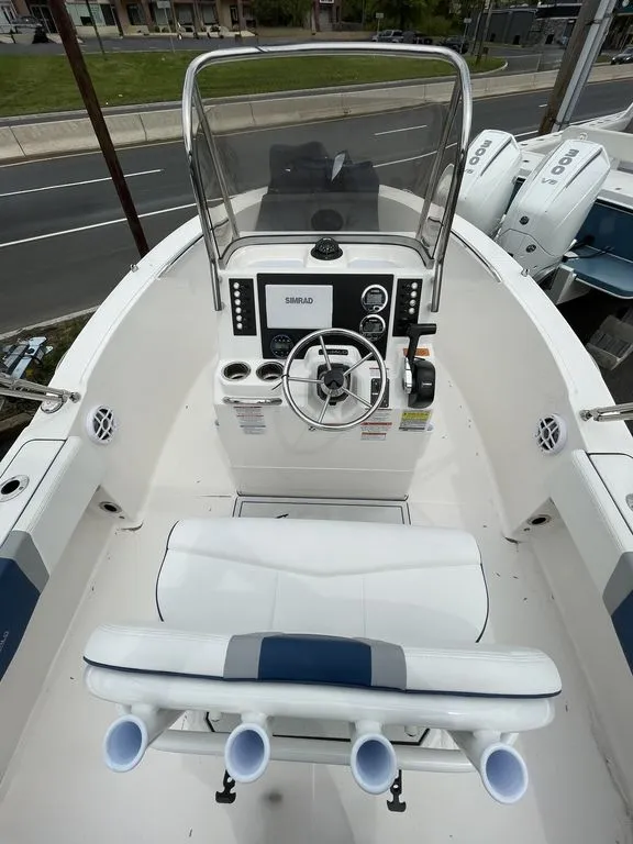 Slide: The Image of Robalo R180 2026 - 9