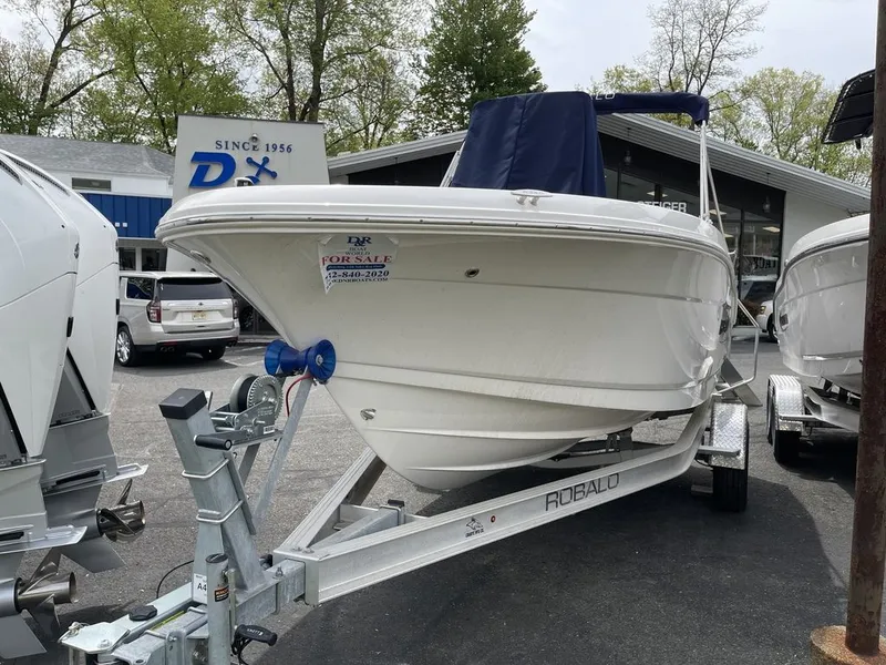 Slide: The Image of Robalo R180 2026 - 1