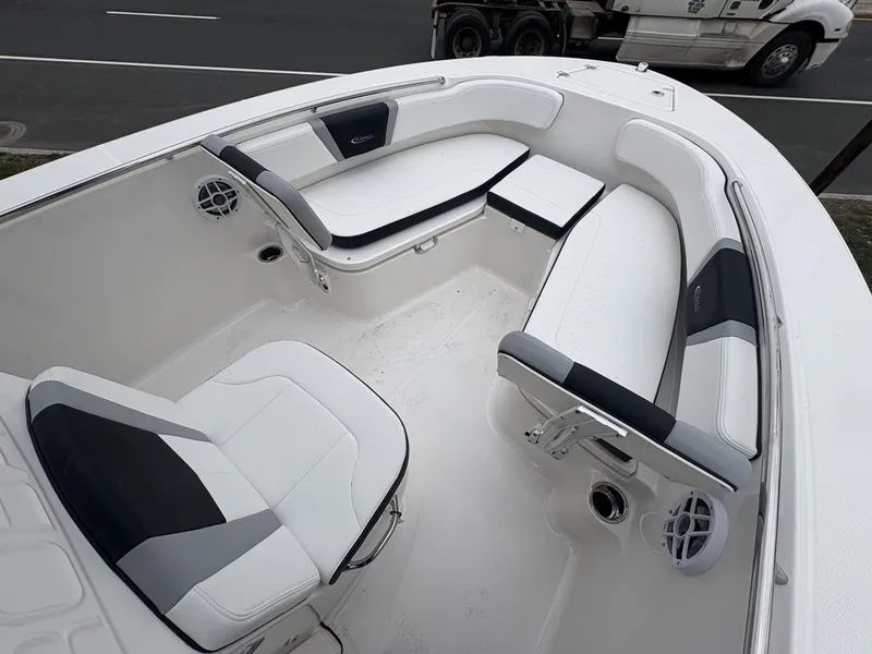 Slide: The Image of Robalo R200 2026 - 8