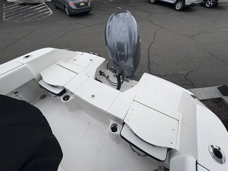 Slide: The Image of Robalo R200 2026 - 2