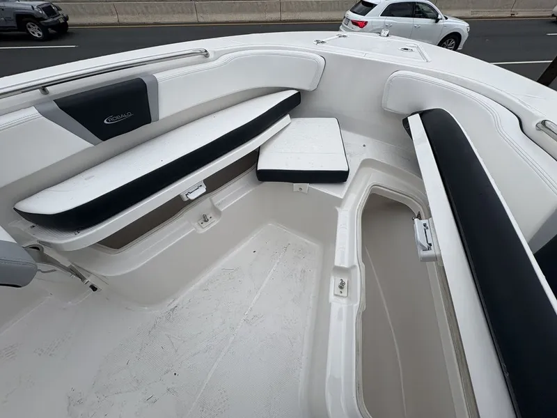 Slide: The Image of Robalo R200 2026 - 9