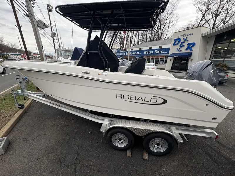 Slide: The Image of Robalo R200 2026 - 0