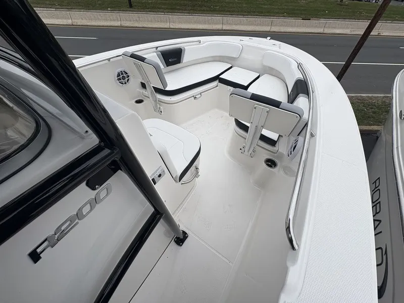 Slide: The Image of Robalo R200 2026 - 7