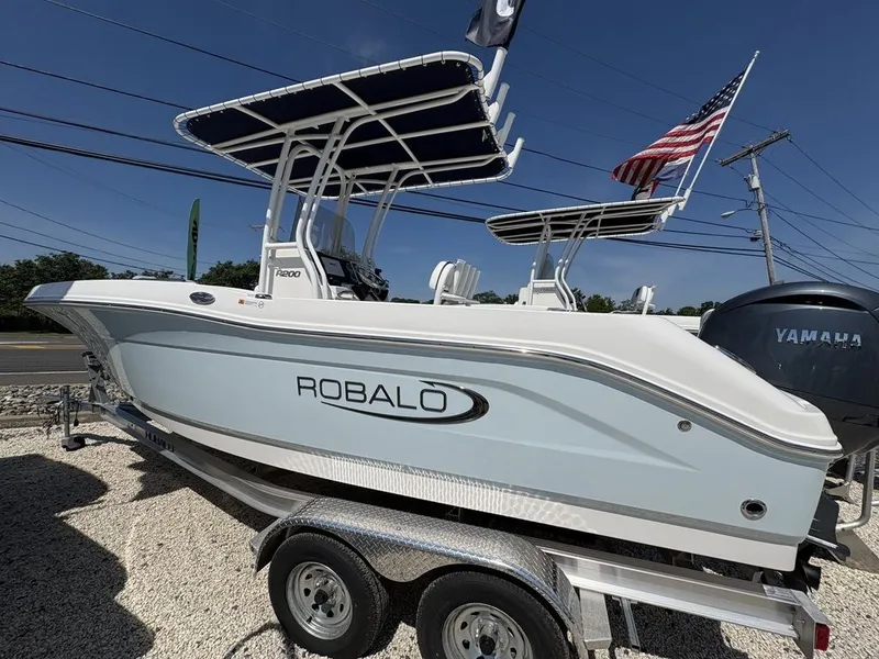 Slide: The Image of Robalo R200 2026 - 3