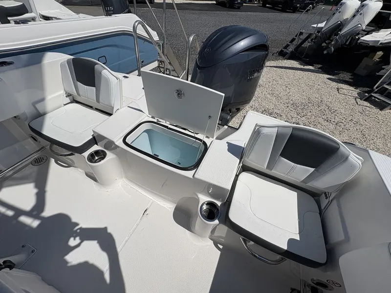 Slide: The Image of Robalo R200 2026 - 8