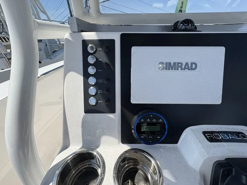 Slide: The Image of Robalo R200 2026 - 14