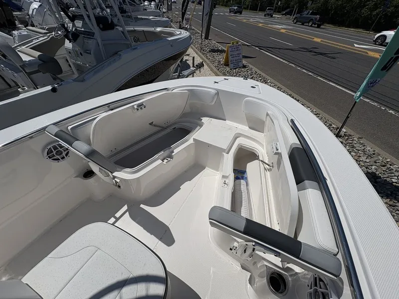 Slide: The Image of Robalo R200 2026 - 19