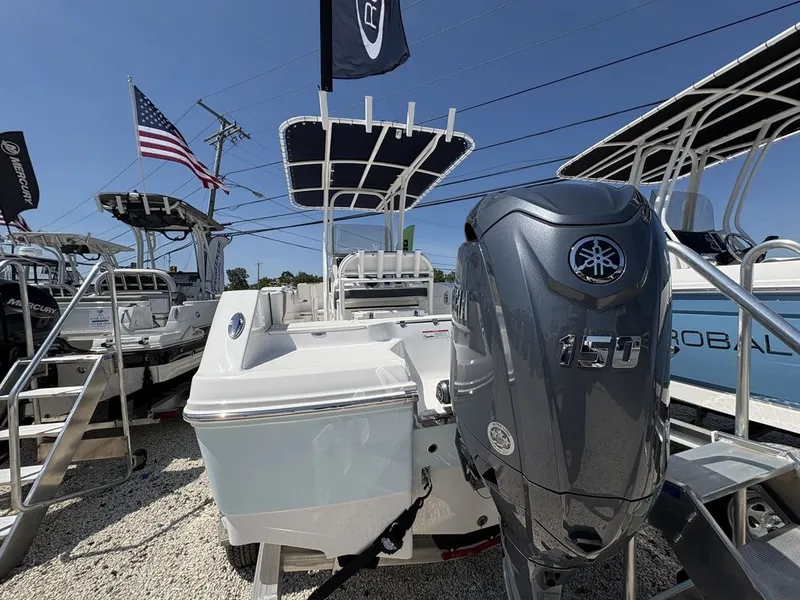Slide: The Image of Robalo R200 2026 - 4