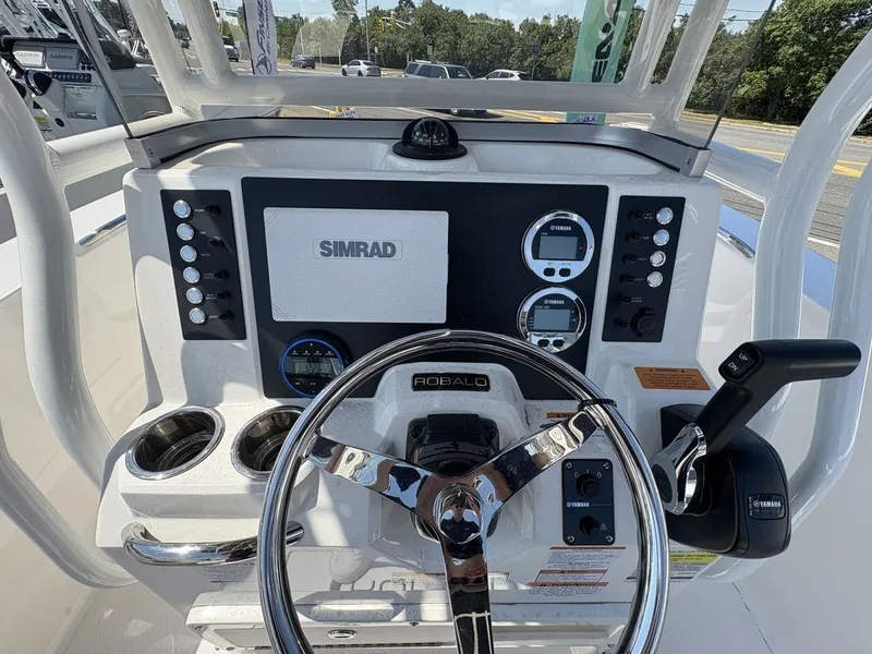 Slide: The Image of Robalo R200 2026 - 13