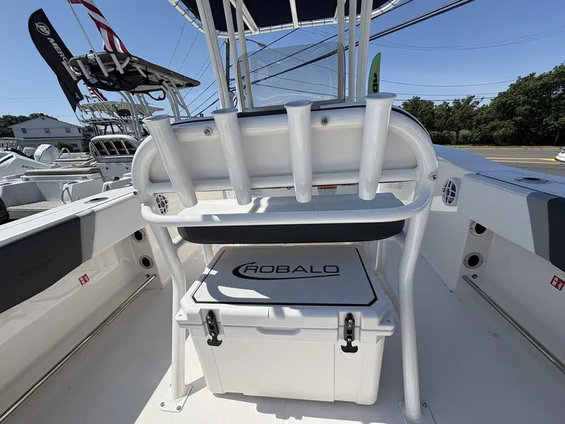 Slide: The Image of Robalo R200 2026 - 10