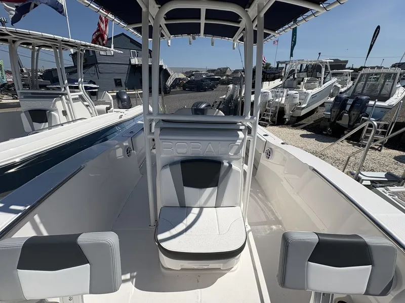 Slide: The Image of Robalo R200 2026 - 22
