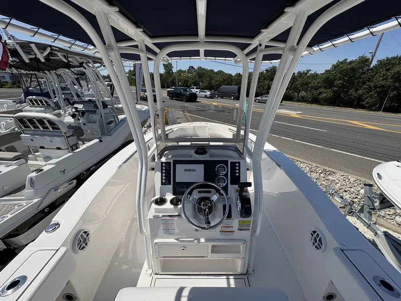 Slide: The Image of Robalo R200 2026 - 12