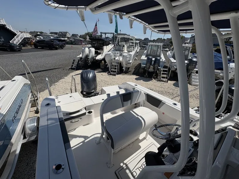 Slide: The Image of Robalo R200 2026 - 16