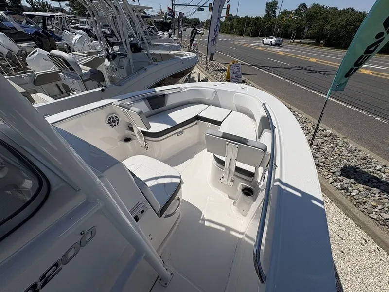 Slide: The Image of Robalo R200 2026 - 17