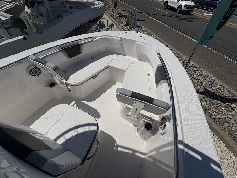 Slide: The Image of Robalo R200 2026 - 18