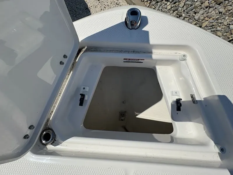 Slide: The Image of Robalo R200 2026 - 21