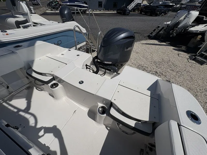 Slide: The Image of Robalo R200 2026 - 9