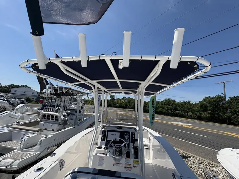Slide: The Image of Robalo R200 2026 - 11