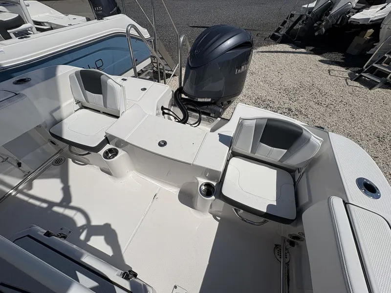 Slide: The Image of Robalo R200 2026 - 7
