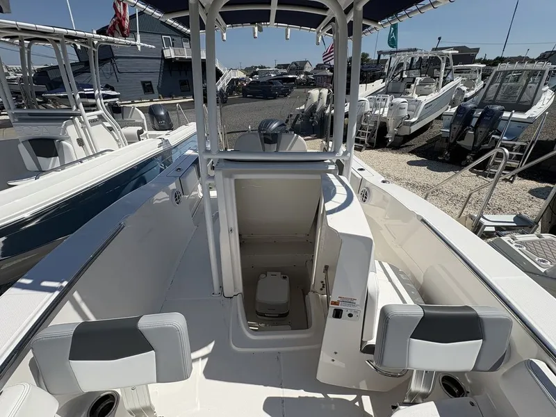 Slide: The Image of Robalo R200 2026 - 23