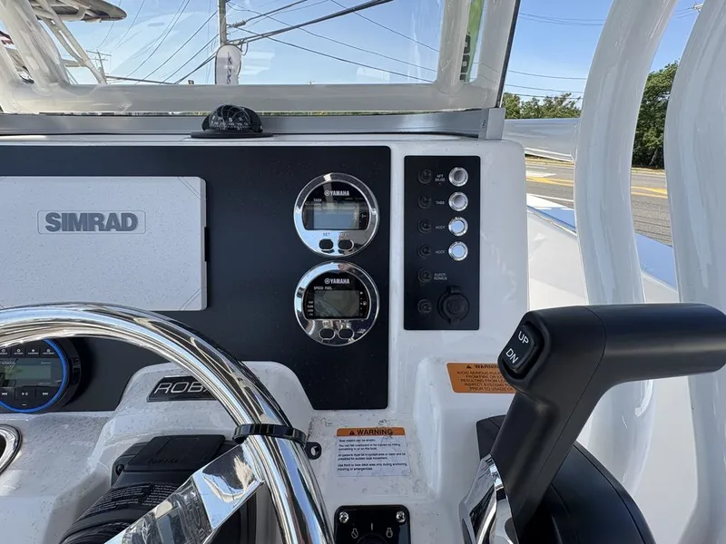 Slide: The Image of Robalo R200 2026 - 15