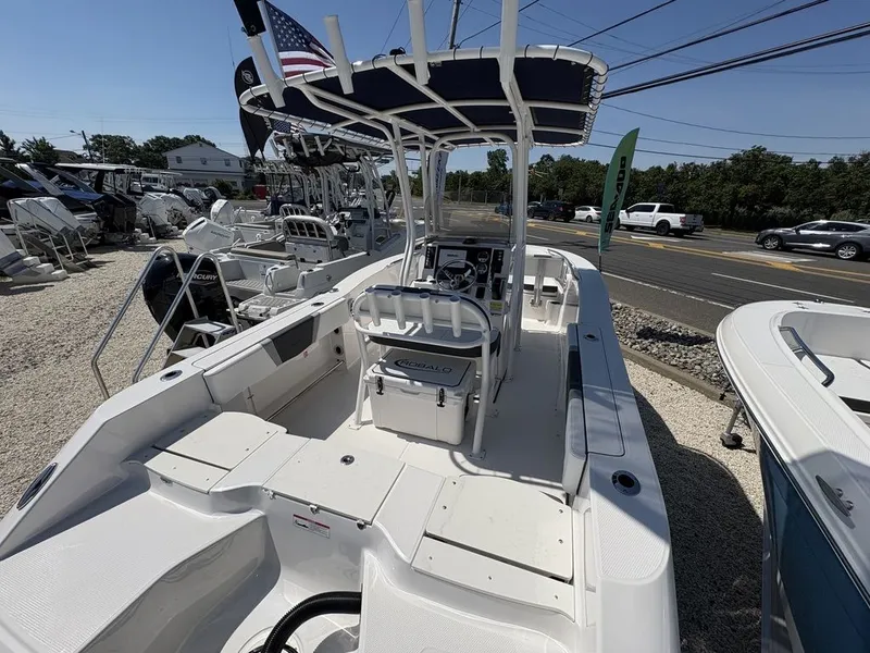 Slide: The Image of Robalo R200 2026 - 5