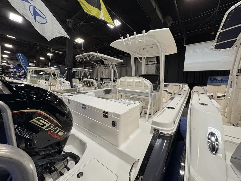 Slide: The Image of Robalo R230 2026 - 3