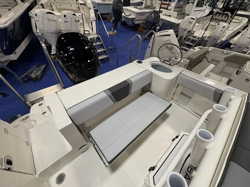 Slide: The Image of Robalo R230 2026 - 5