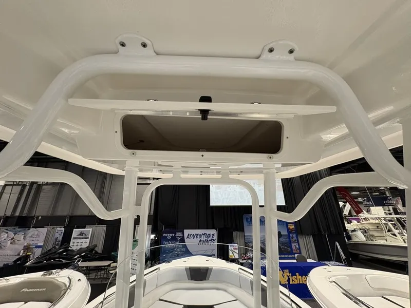 Slide: The Image of Robalo R230 2026 - 10